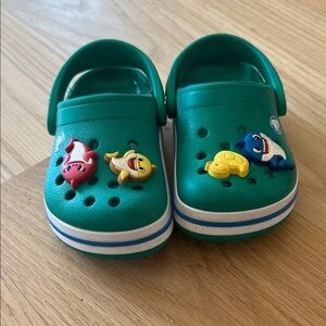 Toddler crocband Green Clogs with baby shark charms